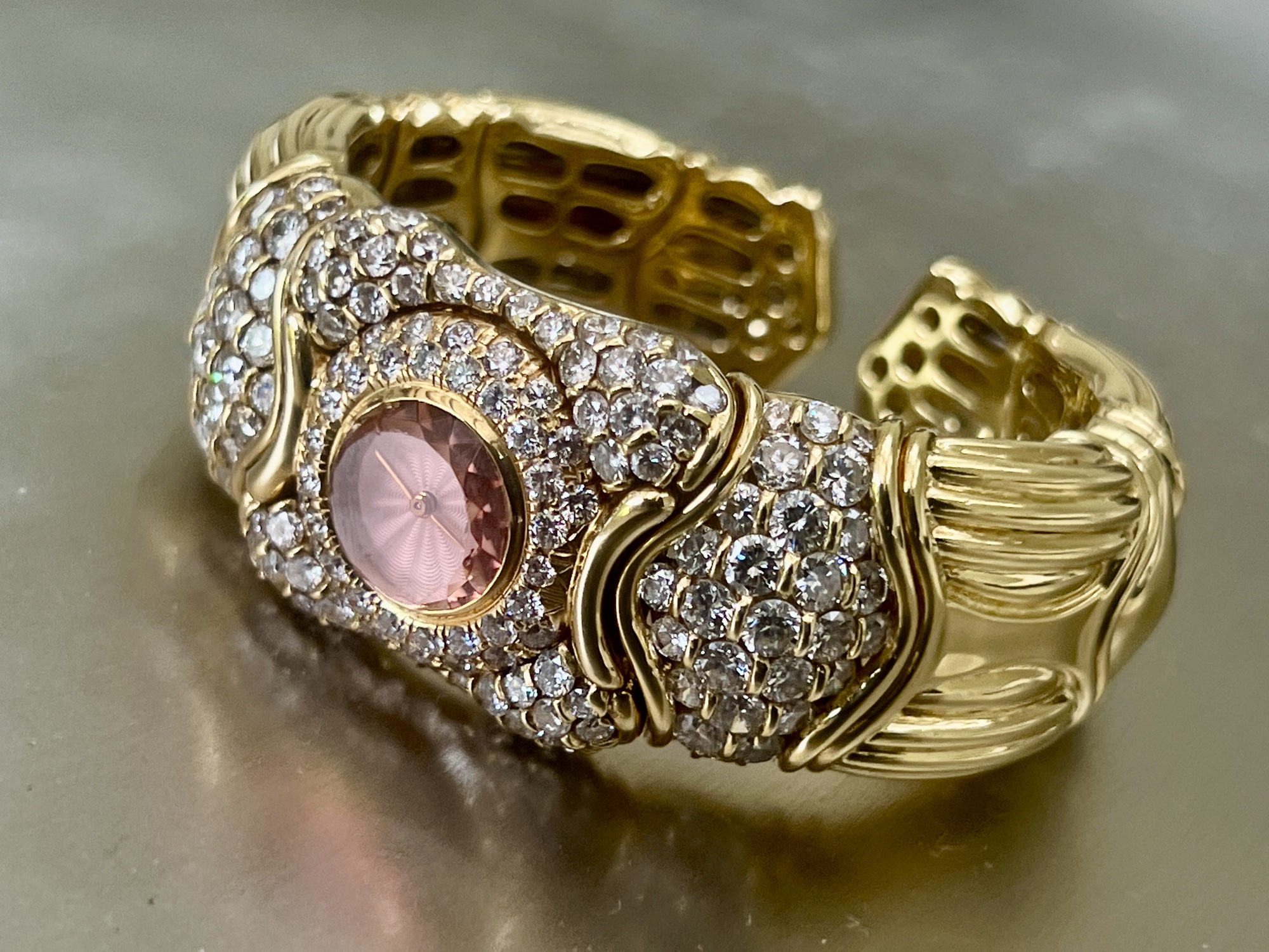 Bracelet manchette Audemars Piguet en or jaune 18 carats, pavé de diamants, cabochon de tourmaline