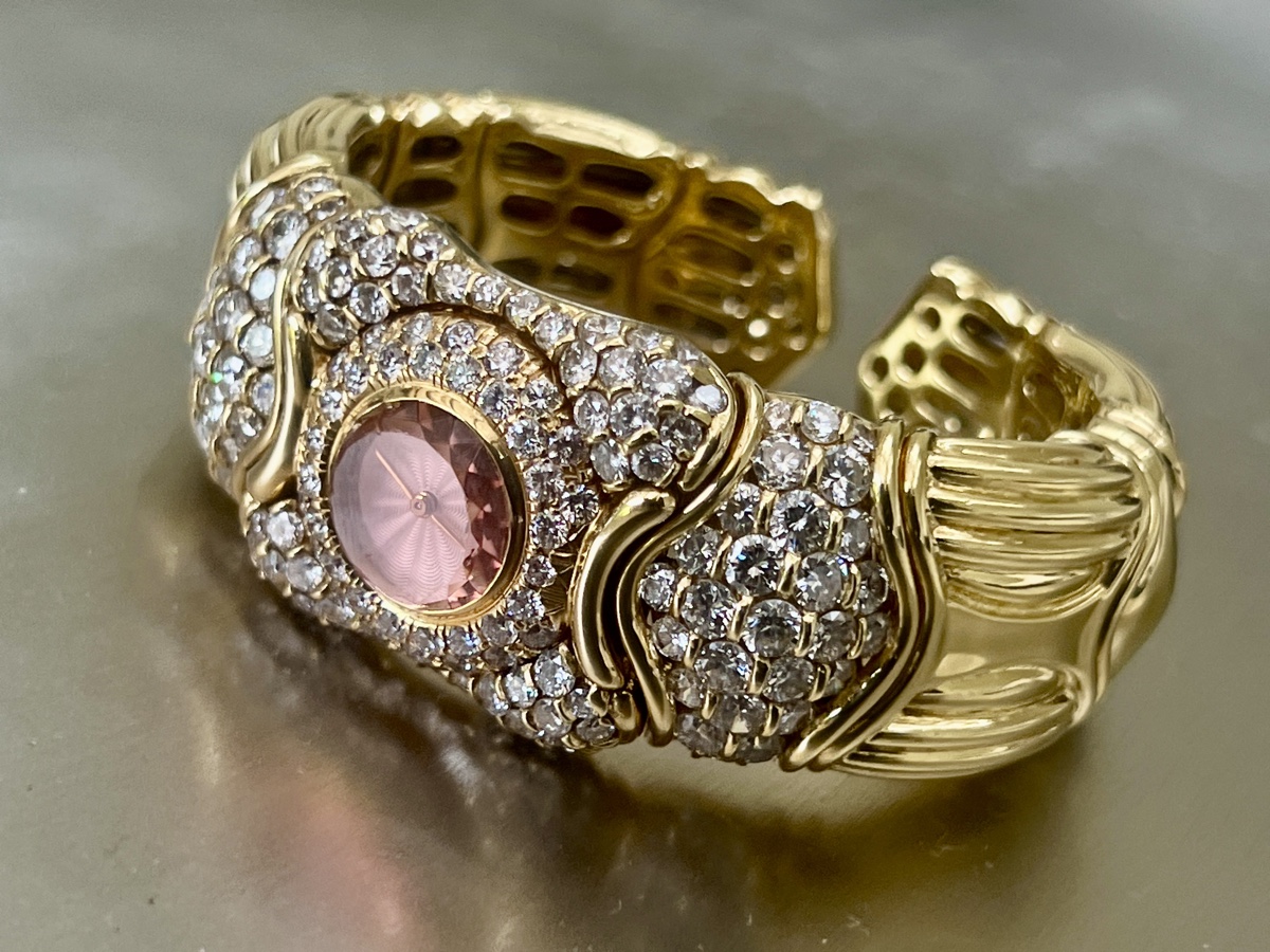 Bracelet manchette Audemars Piguet en or jaune 18 carats, pavé de diamants, cabochon de tourmaline